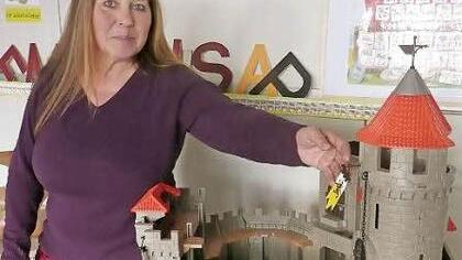 "Spielen macht Schule": Die Johann-Puppert-Schule, im Bild Rektorin Alexandra Kober, hat sich erfolgreich in dem von Kultusministerien unterstützten Wettbewerb beworben und erhielt ein Spielesortiment, das in den Unterricht einbezogen wird. Die Löwenritterburg (links), geeignet für Rollenspiel und die Förderung der Sozialkompetenz, gehört dazu.  Foto: Popp