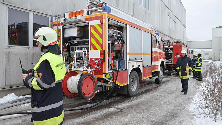 Im Wechsel bringen Fahrzeuge Wasser zur Kühlung heran.