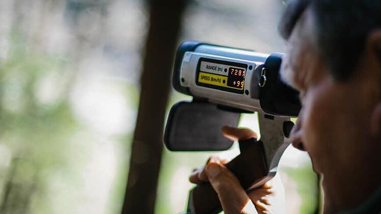 Exakt erfasst: An der Seite des Lasergeräts, das Georg Pabstmann bedient, ist ablesbar, wie schnell der gerade angepeilte Wagen fährt. In diesem Fall sind es 99 km/h, und das Fahrzeug ist 728,5 Meter entfernt. Ist jemand zu schnell, funkt der Beamte die Kollegen an. Fotos: Steffens