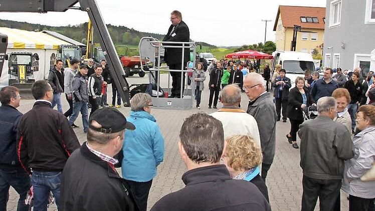 Firmenchef Roland Schoppel steigt auf und verschafft sich Überblick - auf einer seiner Hebebühnen. Foto: Ralf Kestel