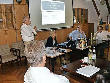 Wollen die Gemeinden im Landkreis Kronach bei dem Projekt Kommunalmarketing-Modellgemeinden dabei sein? Rainer Kober (stehend) hat hierfür gute Gründe eingebracht. Mit im Bild Bürgermeister Herbert Scheider (vorne), Margarita Volk-Lovrinovic, der Kreisvorsitzende des Gemeindetags, Egon Herrmann, und Marc Peter Biedermann, Geschäftsleiter in Weißenbrunn.  Foto: K- H. Hofmann