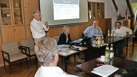 Wollen die Gemeinden im Landkreis Kronach bei dem Projekt Kommunalmarketing-Modellgemeinden dabei sein? Rainer Kober (stehend) hat hierfür gute Gründe eingebracht. Mit im Bild Bürgermeister Herbert Scheider (vorne), Margarita Volk-Lovrinovic, der Kreisvorsitzende des Gemeindetags, Egon Herrmann, und Marc Peter Biedermann, Geschäftsleiter in Weißenbrunn.  Foto: K- H. Hofmann