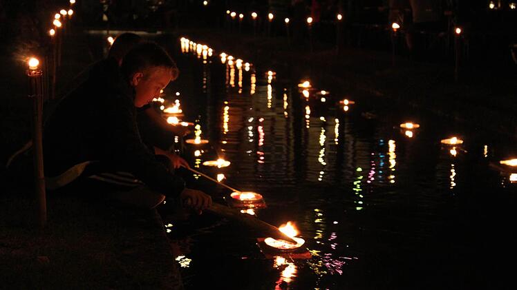 Die Lichter spiegeln sich im Wasser - die Horsdorfer und ihre Gäste erlebten einen wundervollen Sommerabend. Foto: Markus Häggberg