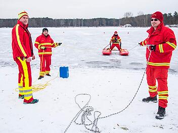 Mitglieder der DLRG Dechsendorf sind mit einem Eisrettungsschlitten am Dechsendorfer Weiher vor Ort. Auch am kältesten Wochenende des Jahres hat die Stadt Erlangen ein Eislaufverbot ausgesprochen. Das Kerneis auf dem Weiher ist zu dünn. Foto: Stefan Reinmann