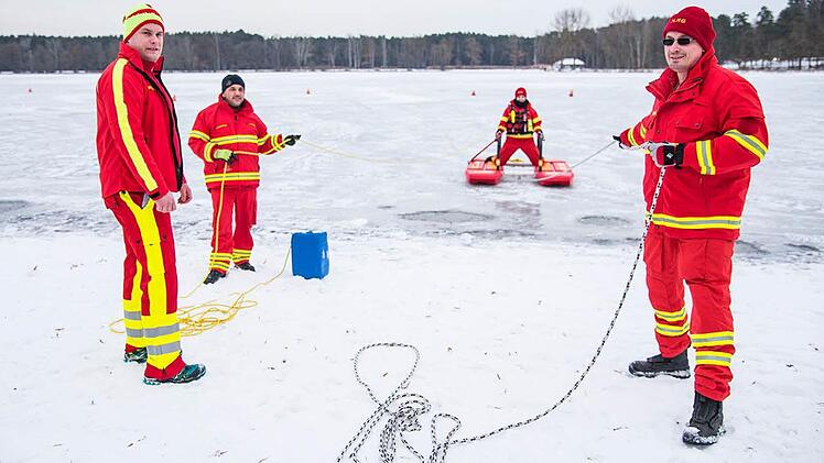Mitglieder der DLRG Dechsendorf sind mit einem Eisrettungsschlitten am Dechsendorfer Weiher vor Ort. Auch am kältesten Wochenende des Jahres hat die Stadt Erlangen ein Eislaufverbot ausgesprochen. Das Kerneis auf dem Weiher ist zu dünn. Foto: Stefan Reinmann
