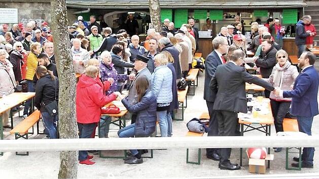 Mit dem von der Band "John Marshal and Friends" gespielten Lied "Br&uuml;der, zur Sonne, zur Freiheit" endete die Kundgebung.  Foto: Richard S&auml;nger