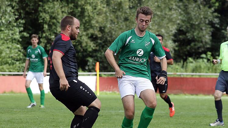 Max Dahmer (l./TSG) greift Dominik Polak an.