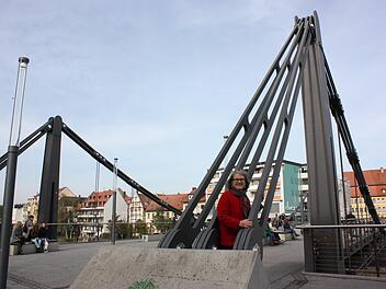 Regina Hanemann schätzt die heutige moderne Konstruktion und die Geschichte der Kettenbrücke.  Foto: p