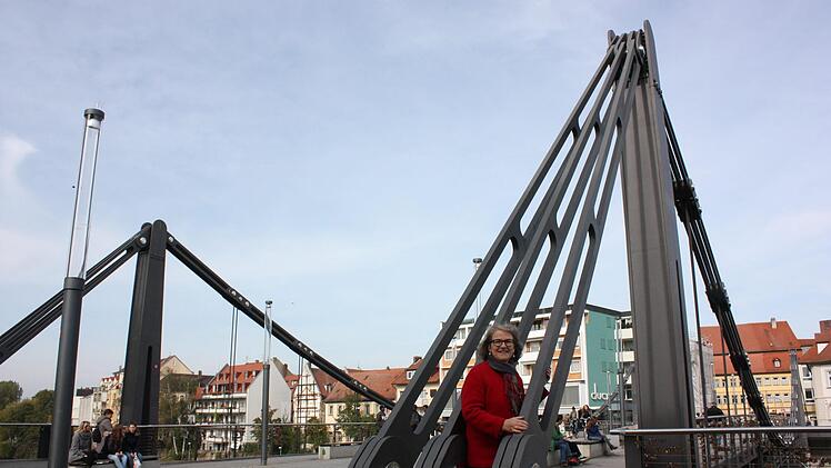 Regina Hanemann schätzt die heutige moderne Konstruktion und die Geschichte der Kettenbrücke.  Foto: p