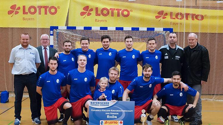 Unser Siegerfoto zeigt die SG Unsleben mit (vorne, von links) Tobias Volpp, Robin Müller, Oliver Kühnast mit Tochter, Niklas Müller und David Fuentes Sanchez sowie (hinten, von links) Andre Nagelsmann (Kreisspielleiter Rhön), Manfred Riedl (Lotto), Alexander Landgraf, Markus Manger, Lorenz Hesselbach, Jonas Schirber, Thomas Dietz, Trainer Hubert Müller und Kreisvorsitzenden Rainer Lochmüller.Anand Anders