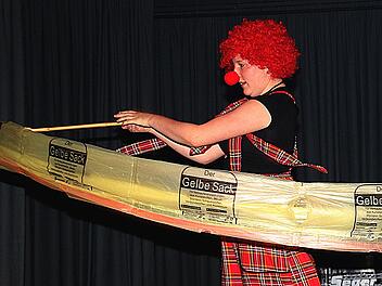 Theater zum 50-jährigen Bestehen des Berufsbildungszentrums Münnerstadt: Der Clown (Sophia Nitschke) jonglierte und spielte sehr elegant mit aufgeblasenen Müllsäcken. Und auch sonst gab es einiges Spektakuläre zu sehen.Dieter Britz