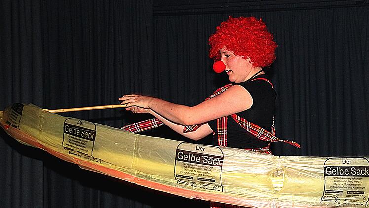 Theater zum 50-jährigen Bestehen des Berufsbildungszentrums Münnerstadt: Der Clown (Sophia Nitschke) jonglierte und spielte sehr elegant mit aufgeblasenen Müllsäcken. Und auch sonst gab es einiges Spektakuläre zu sehen.Dieter Britz