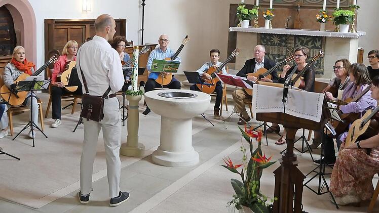 Schon im vergangenen Jahr fand das Abschlusskonzert des Gitarren-Workshops in der Kirche Mühlhausen statt. Fotos: privat
