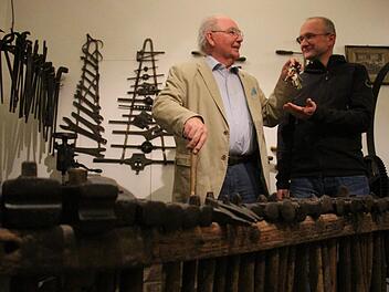 Im März 2017 übergab Museumsleiter Sebastian Schmidt die Schlüssel für das Höchstadter Heimatmuseum an seinen Nachfolger Christian Plätzer. Neben der jetzt prämierten Fahne gehören auch die Schmiedewerkzeuge, die dort ausgestellt sind, zu den herausragenden Exponaten des Museums. Sie stammen aus Plätzers Familie.   Foto: Christian Bauriedel (Archiv)