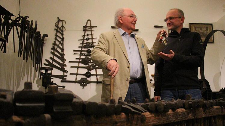 Im März 2017 übergab Museumsleiter Sebastian Schmidt die Schlüssel für das Höchstadter Heimatmuseum an seinen Nachfolger Christian Plätzer. Neben der jetzt prämierten Fahne gehören auch die Schmiedewerkzeuge, die dort ausgestellt sind, zu den herausragenden Exponaten des Museums. Sie stammen aus Plätzers Familie.   Foto: Christian Bauriedel (Archiv)