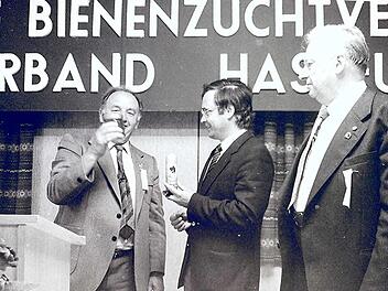 In den fr&uuml;hen 80er Jahren war der Lehrer Erwin Windfelder Vorsitzender des Imkerverbandes Ha&szlig;furt. Rechts neben ihn B&uuml;rgermeister Rudi Handwerker.