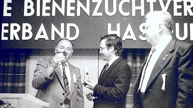 In den fr&uuml;hen 80er Jahren war der Lehrer Erwin Windfelder Vorsitzender des Imkerverbandes Ha&szlig;furt. Rechts neben ihn B&uuml;rgermeister Rudi Handwerker.