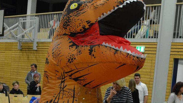 Hausmeister Jürgen Weber gefiel sich als  Dinosaurier. Foto: Gabi Arnold