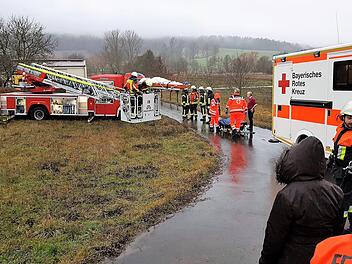 Wenn Einsatzkräfte mit ihren Fahrzeugen die Straße blockieren, stößt das bei Autofahrern immer öfter auf Unverständnis. Symbolbild: Helmut Dietz