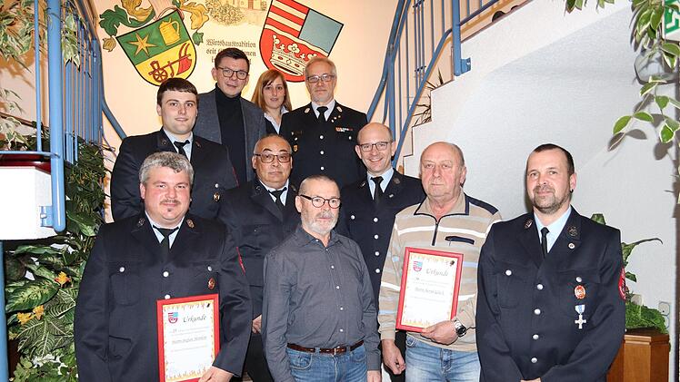 Die Geehrten der Feuerwehr in Obererthal (von  links, vorne):  Stefan Herrlein, Walter Bindrum und Bernhard Glück, Vorsitzender Michael Bindrum, 2. Kommandant Simon Sitzmann, Konrad Kippes, Kommandant Michael Schneider, Bürgermeister Armin Warmuth, 2. Vorsitzende Franziska Schneider sowie Kreisbrandmeister Elmar Eisenmann. Michael Weigand