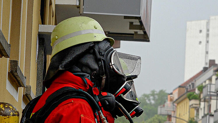 Brand beim Grillen auf dem Balkon: Flammen greifen auf Wohnung über