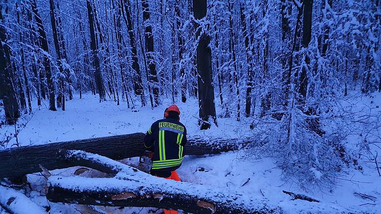 Vielerorts sorgte der Schneebruch im Landkreis Bad Kissingen zu Feuerwehreinsätzen.