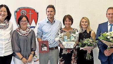 Bei der Verabschiedung im Rathaus (von links) Anita Wirth, Nicole Wehner, Oliver Blümm, Elke Blümm, Carina Blümm und Bürgermeister Mario Götz.