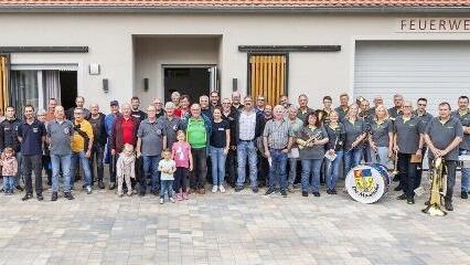 Angeh&ouml;rige der Ortsvereine statteten der Weiherer Brauerei einen Besuch ab, um den Brauern zu sagen, wie stolz man auf deren Erfolg ist.