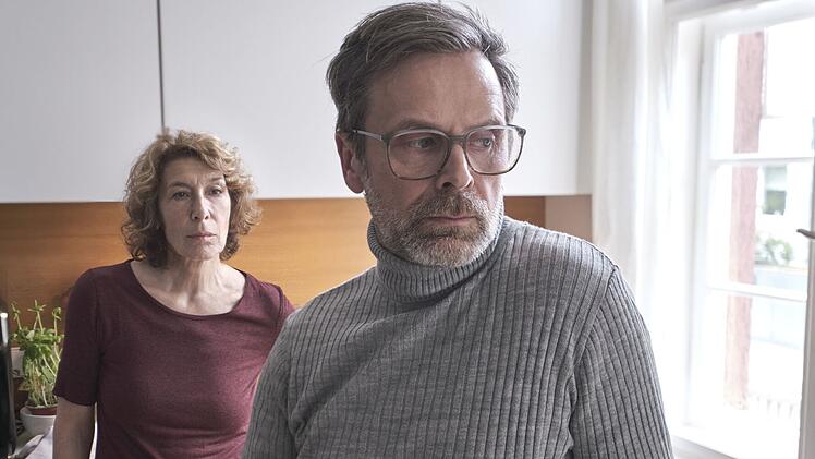 Magnus (Matthias Matschke) hat seine Frau Josefa (Adele Neuhauser) immer unterst&uuml;tzt. Dass sie in ihre alte Heimat fahren m&ouml;chte, aus der sie einst vertrieben wurde, kann er nicht nachvollziehen.