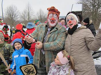 Luis, Ike, Lorenz, Papa Dirk, Marissa und Mama Manuela hatten trotz der Kälte ihren Spaß am Wildfleckener Faschingszug. Fotos: J. Kellermann