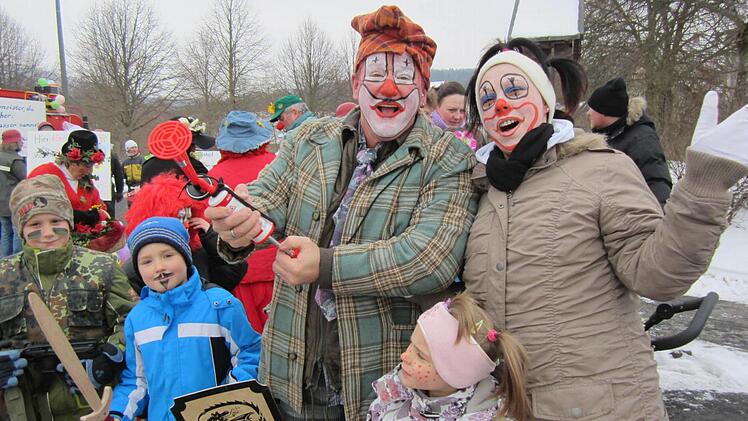 Luis, Ike, Lorenz, Papa Dirk, Marissa und Mama Manuela hatten trotz der Kälte ihren Spaß am Wildfleckener Faschingszug. Fotos: J. Kellermann