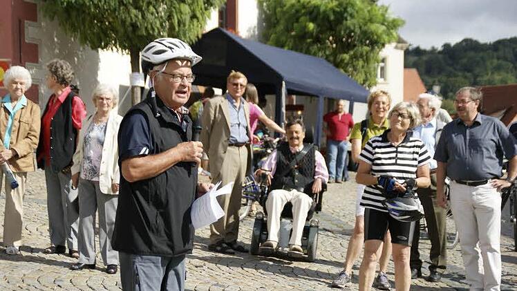 Landrat Rudolf Handwerker eröffnete am Zeiler Marktplatz den Main-Radtag und fuhr dann mit seiner Frau Regine die gesamte Tour von 40 Kilometern.