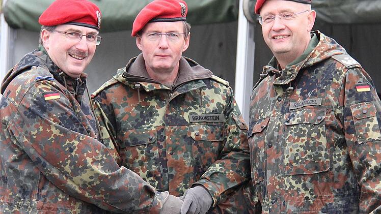 Kommandowechsel (v.l.): der Kommandant Oberstleutnant Uwe Weinrauter, Brigadegeneral Peter Braunstein und der scheidende Kommandant Oberstleutnant Roland Reckziegel. Foto: Gerd Schaar