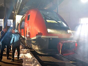 Den Zug der Baureihe VT 641, die wegen ihres Aussehens den Spitznamen Walfisch tragen, taufen Landrat Klaus Peter Söllner, Oberbürgermeister Henry Schramm, der Geschäftsführer der Bayerischen Eisenbahngesellschaft, Johann Niggl, und dem Geschäftsleiter der DB Regio Nordbayern, Uwe Domke, auf den Namen Kulmbach.  Fotos: Ronald Rinklef