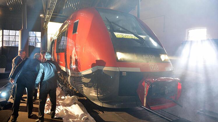 Den Zug der Baureihe VT 641, die wegen ihres Aussehens den Spitznamen Walfisch tragen, taufen Landrat Klaus Peter Söllner, Oberbürgermeister Henry Schramm, der Geschäftsführer der Bayerischen Eisenbahngesellschaft, Johann Niggl, und dem Geschäftsleiter der DB Regio Nordbayern, Uwe Domke, auf den Namen Kulmbach.  Fotos: Ronald Rinklef