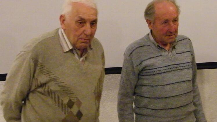 Geehrt für 60 jahre Mitgliedschaft: Engelbert Zwiefel (links) und Lothar Pfülb.  Foto: Feuerwehr Fuchsstadt