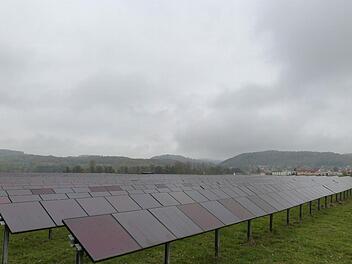 So ähnlich könnte er aussehen: Der geplante Solarpark entlang der A 71 auf der Gemarkung Poppenlauer. Symbolfoto: Reißaus