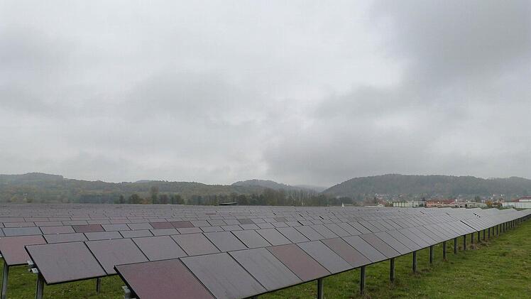 So ähnlich könnte er aussehen: Der geplante Solarpark entlang der A 71 auf der Gemarkung Poppenlauer. Symbolfoto: Reißaus