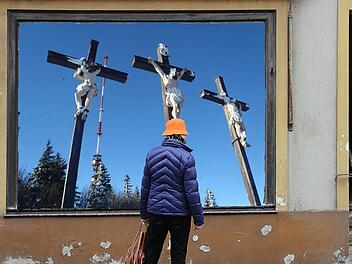 Schöne Bilder in leeren Schaufenstern ersetzen noch lange keine Geschäfte oder Betriebe. Aber sie könnten dafür sorgen, dass die Straßen in der Innenstadt etwas einladender wirken. Die Fotomontage mit einem Schaufenster in der Veit-Stoß-Straße zeigt das deutlich.  Fotomontage: Dieter Britz