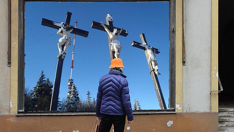 Schöne Bilder in leeren Schaufenstern ersetzen noch lange keine Geschäfte oder Betriebe. Aber sie könnten dafür sorgen, dass die Straßen in der Innenstadt etwas einladender wirken. Die Fotomontage mit einem Schaufenster in der Veit-Stoß-Straße zeigt das deutlich.  Fotomontage: Dieter Britz
