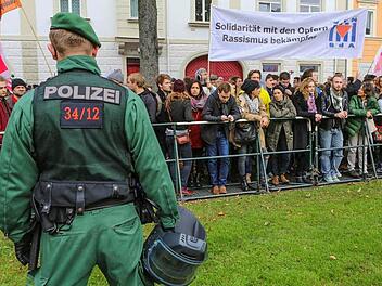 Die Polizei sichert im Oktober 2014 eine Großdemonstration in Bamberg, die sich gegen Neonazis richtete. Am kommenden Wochenende steht die Polizei selbst im Fokus einer geplanten Kundgebung von linken Gruppierungen.  Foto: Barbara Herbst/Archiv