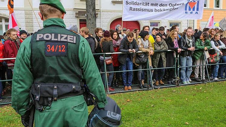Die Polizei sichert im Oktober 2014 eine Großdemonstration in Bamberg, die sich gegen Neonazis richtete. Am kommenden Wochenende steht die Polizei selbst im Fokus einer geplanten Kundgebung von linken Gruppierungen.  Foto: Barbara Herbst/Archiv