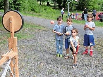 Eine ruhige Hand und Zielgenauigkeit waren beim Werfen auf die Mohrenkopfschleuder gefragt.  Foto: Tobias Braunersreuther