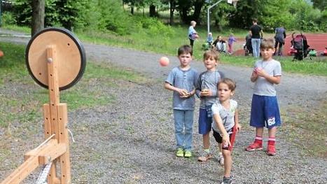 Eine ruhige Hand und Zielgenauigkeit waren beim Werfen auf die Mohrenkopfschleuder gefragt.  Foto: Tobias Braunersreuther