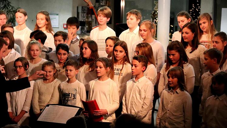 Die Chorklasse der 6. Jahrgangsstufen mit Florian KagerJohanna Blum