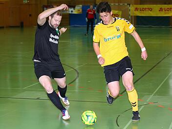 Der FC Stockheim mit Tobias Körner (links) startete mit einem 2:1-Erfolg gegen die SpVgg Bayern Hof in die Hallenbezirksmeisterschaft, verlor jedoch seine anderen drei Spiele. Fotos: Heinrich Weiß