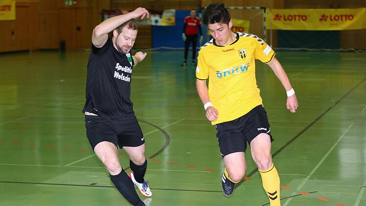 Der FC Stockheim mit Tobias Körner (links) startete mit einem 2:1-Erfolg gegen die SpVgg Bayern Hof in die Hallenbezirksmeisterschaft, verlor jedoch seine anderen drei Spiele. Fotos: Heinrich Weiß