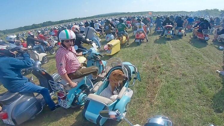 5000 Rollerfans trafen sich in Ungarn zu den "Vespa World Days". Ein Filmteam der Deutschen Welle begleitete hierbei Michael Auer aus Maineck und seine Hündin Mia. Ehefrau Silke gelang dieser Schnappschuss mit einer Helmkamera, die ihr der Sender zur Verfügung gestellt hatte. Foto: privat