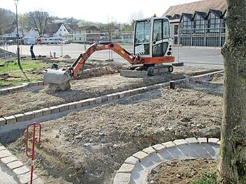 Die Arbeiten sind im Gange: Vier neue Wohnmobilstellplätze werden am Bleichdamm in Königsberg eingerichtet.  Foto: Gerold Snater