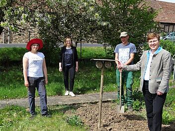 Welche Nist- und Futterplätze brauchen Wildbienen? Sonja Schröck,  Doktorandin, untersucht zehn Flächen in Weisbach und Oberelsbach. Birgit  Erb, Erste Bürgermeisterin, Markus Henneberger, staatlich geprüfter  Techniker für Garten- und Landschaftsbau, und Kathrin Scholz, Beauftragte  für Bildung für nachhaltige Entwicklung, sind gespannt auf erste  Ergebnisse. Foto: Marion Eckert